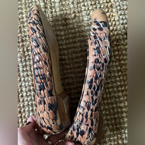 Givenchy Women’s Leather Leopard Animal Cheetah Print Flat Shoe size 9.5 - Picture 4 of 5